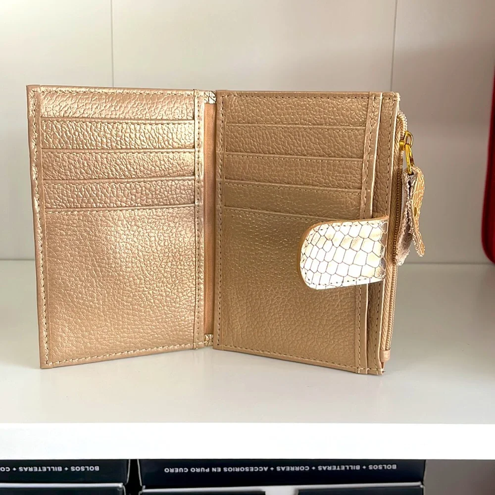 ⭐️SOLD⭐️100% Leather Women's Card Holder - Picture 2 of 5